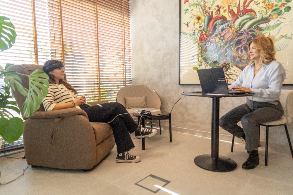 Sessão de biofeedback integrativo; complemento ao acompanhamento de saúde.