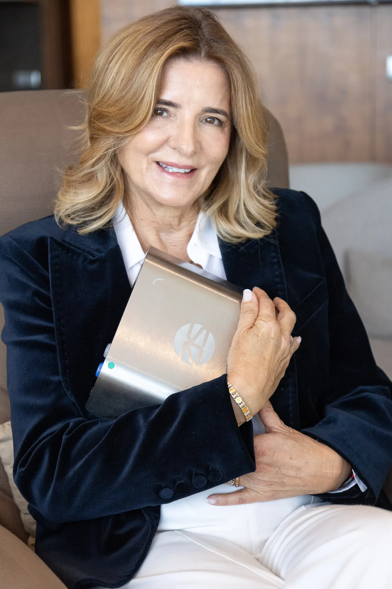 Biofeedback-Sitzung mit Therapeutin und Klientin; Analyse-Software am Monitor