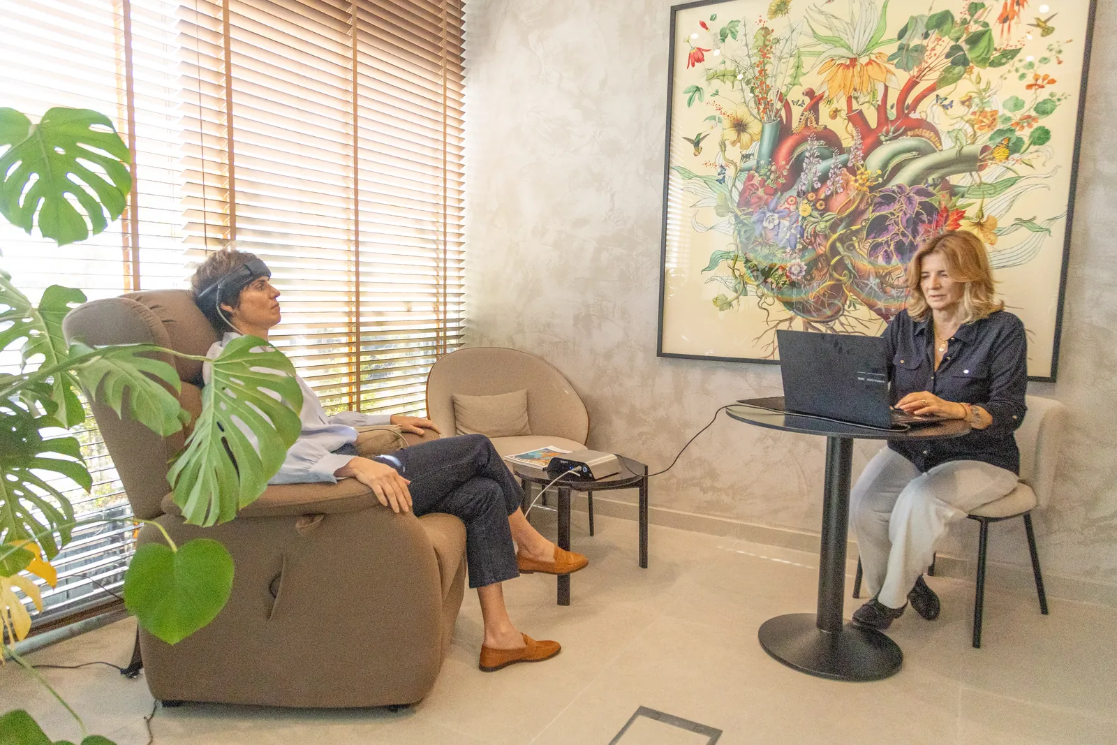 Filipa Pinto Cardoso em contexto de prática profissional de biofeedback.