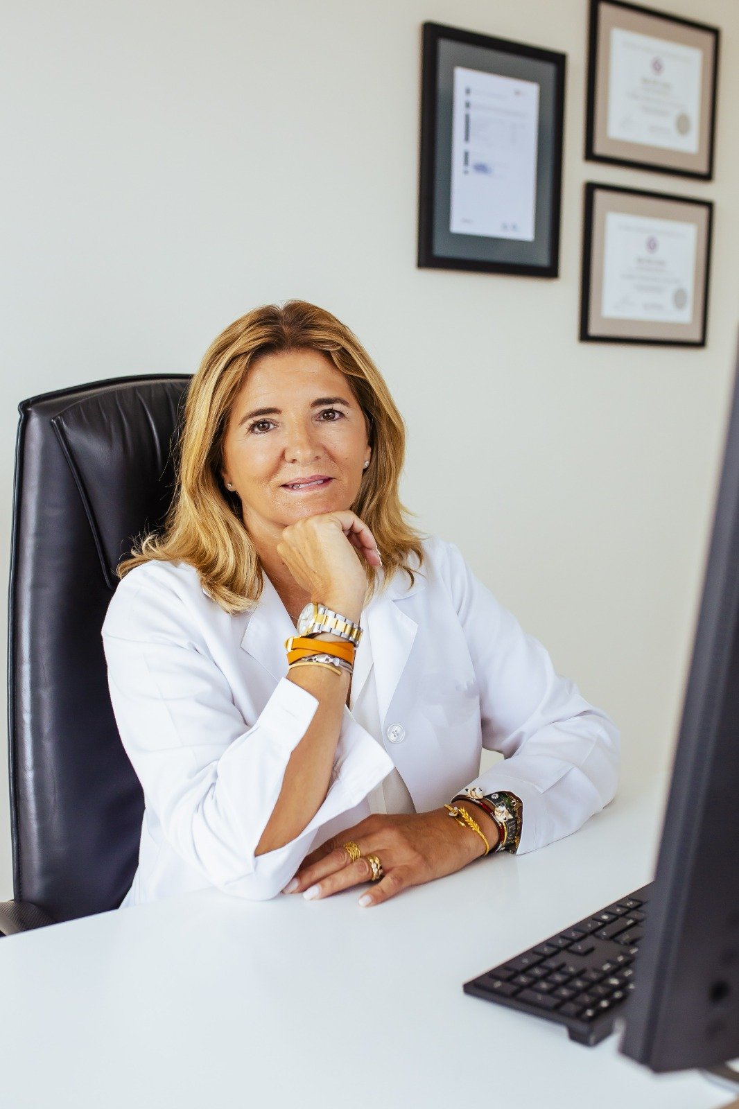 Klinischer Beratungskontext mit Biofeedback-Unterstützung zur Stress-Erholung.