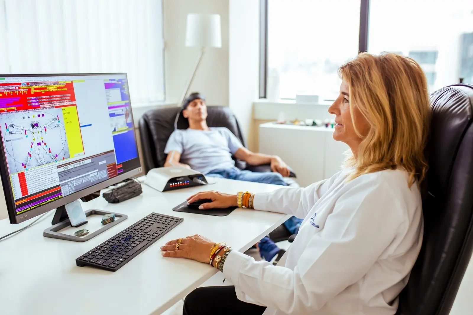 Filipa Pinto Cardoso numa sess&atilde;o de biofeedback com cliente