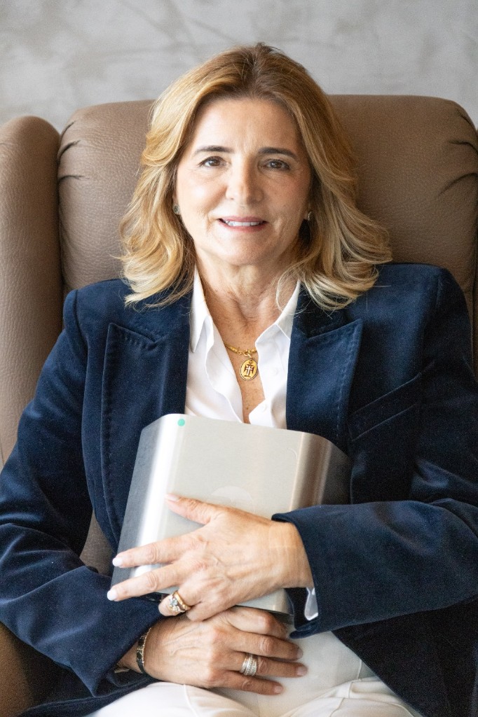 Filipa Pinto Cardoso no consultório com certificações